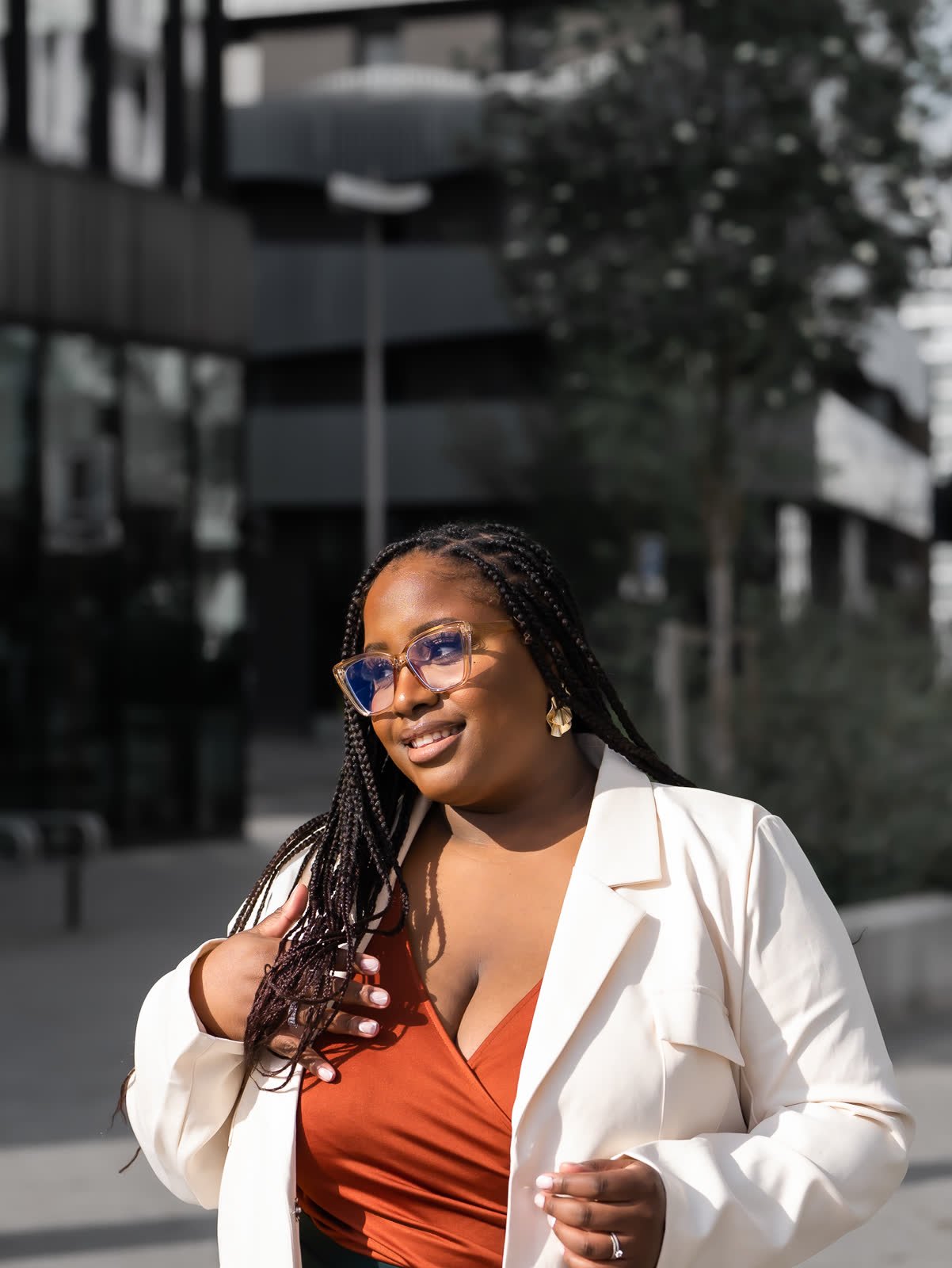 Amandine en blazer blanc, dans une rue de Paris