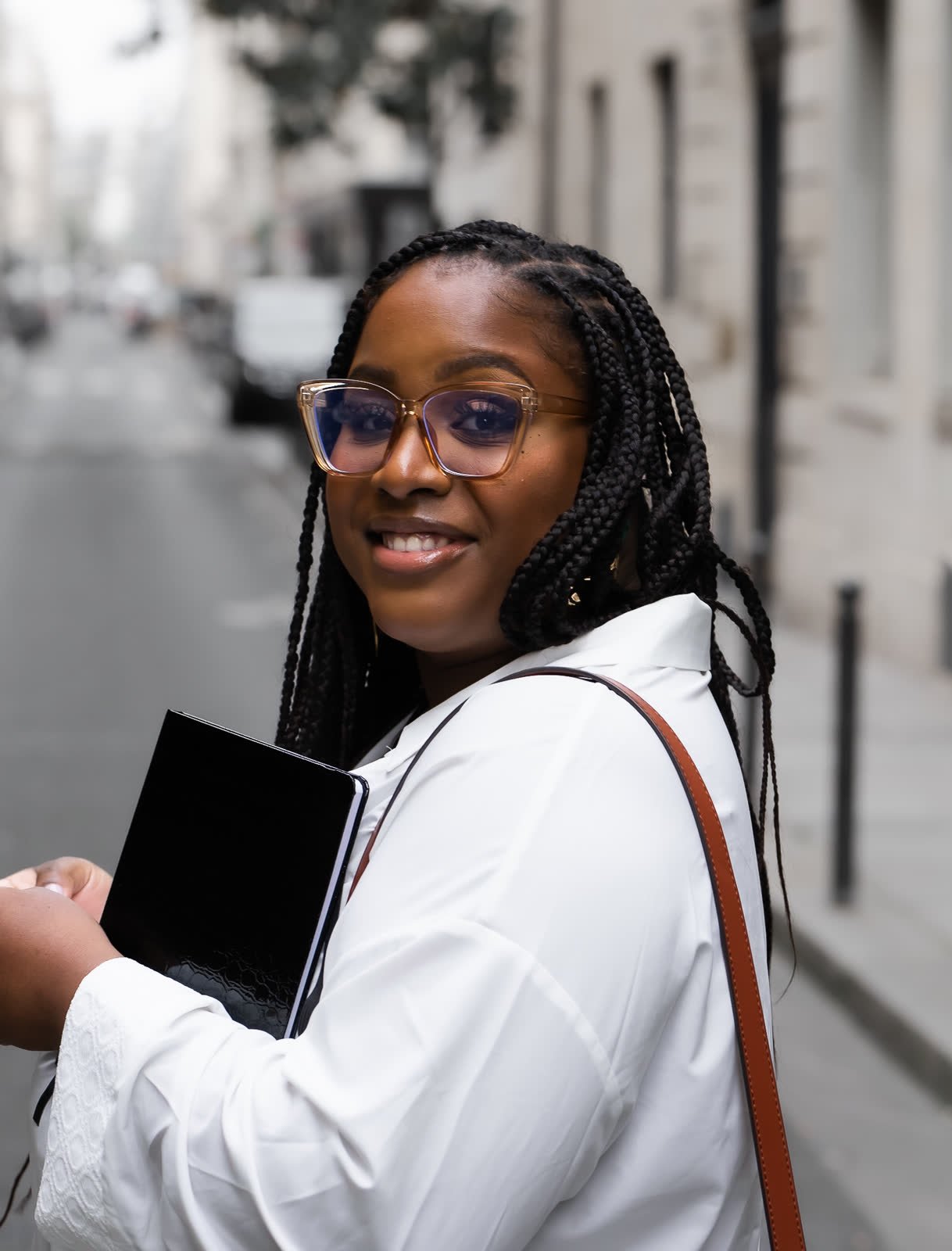 Amandine, carnet à la main, dans une rue de Paris