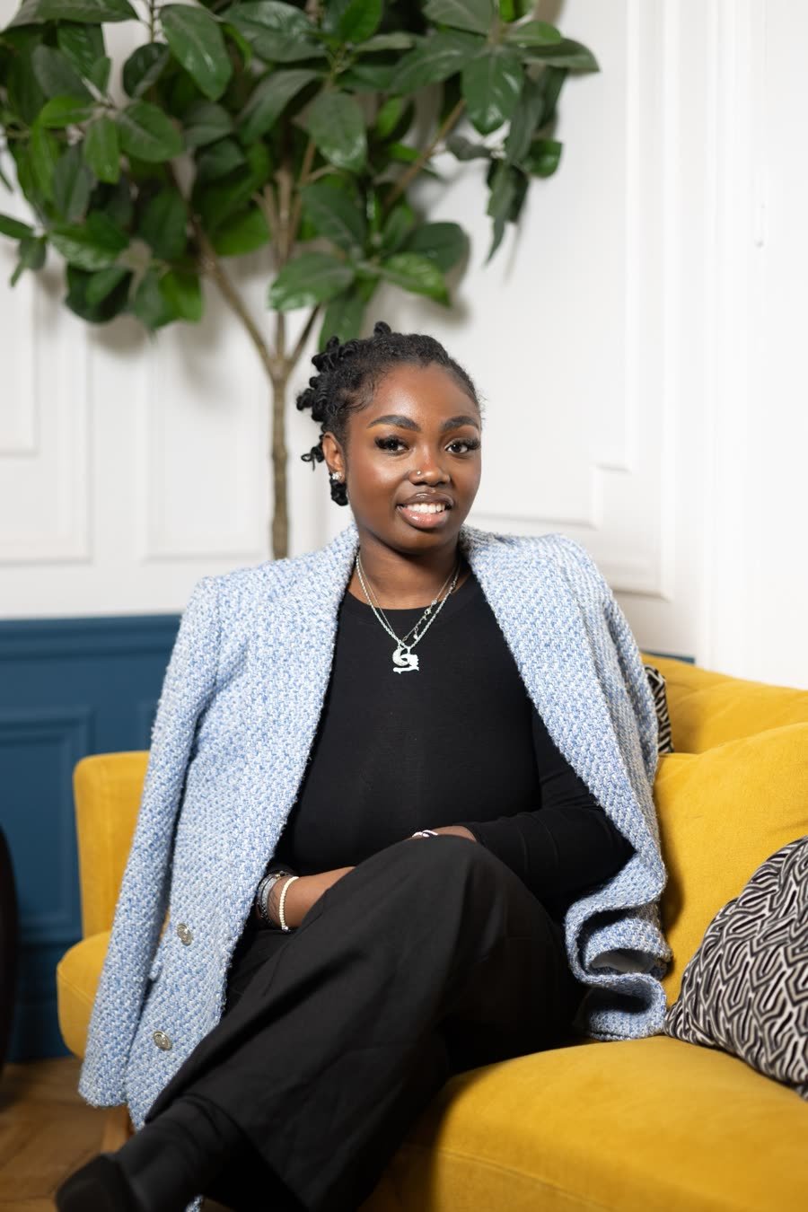 Portrait de Stassy en veste de tweed bleue