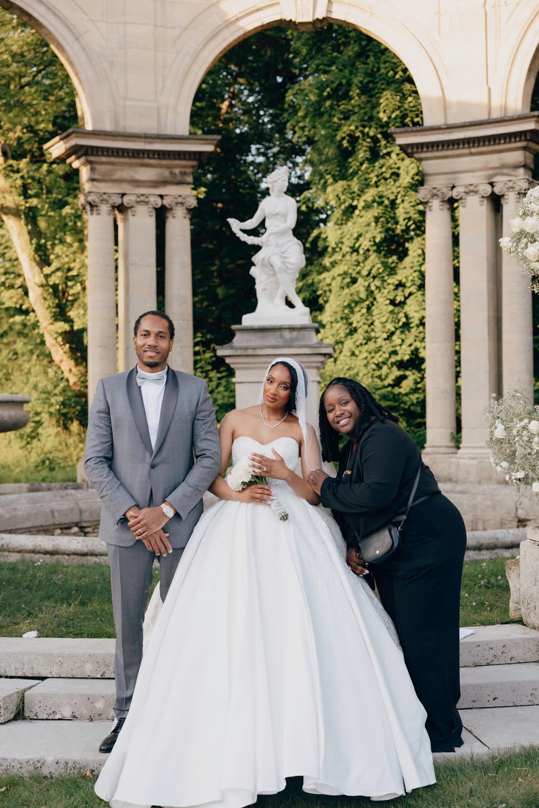 Les mariés et Amandine devant une colonnade