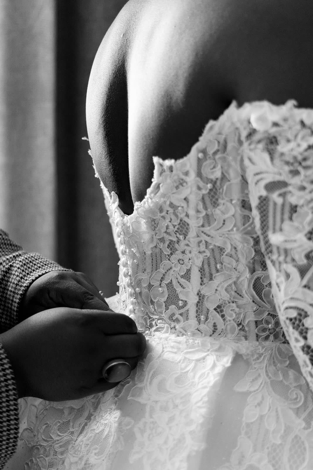 Le laçage de la robe, en noir et blanc