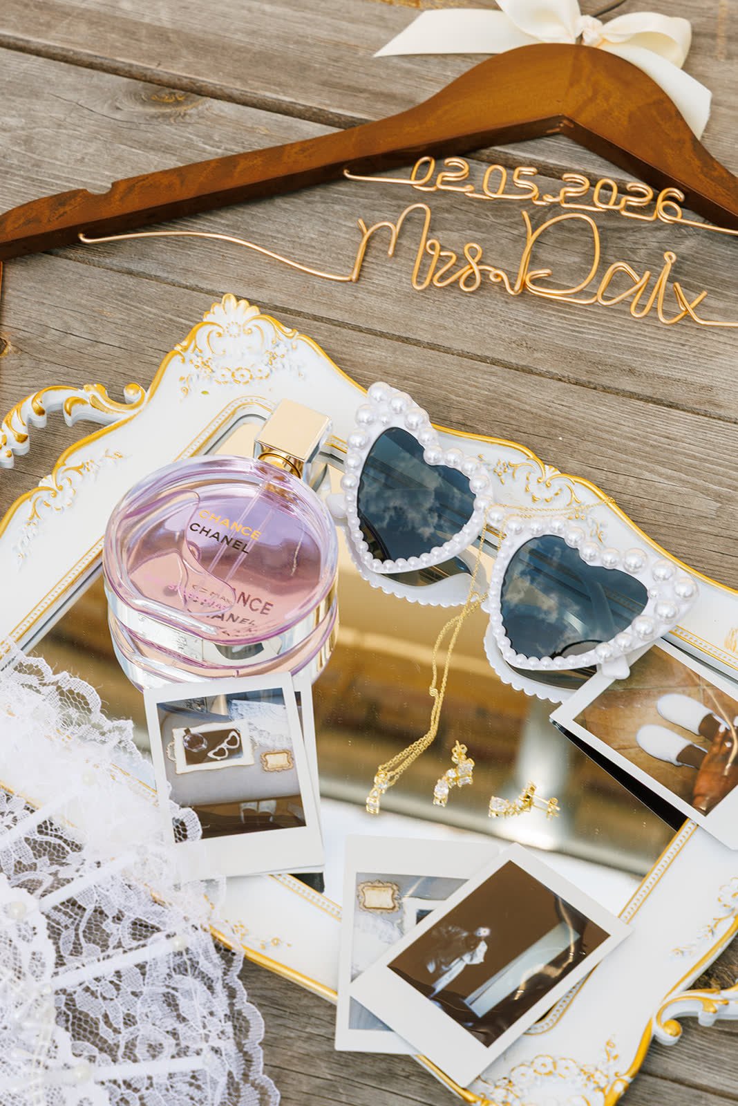 Cintre personnalisé au nom de la mariée, parfum et lunettes en cœur