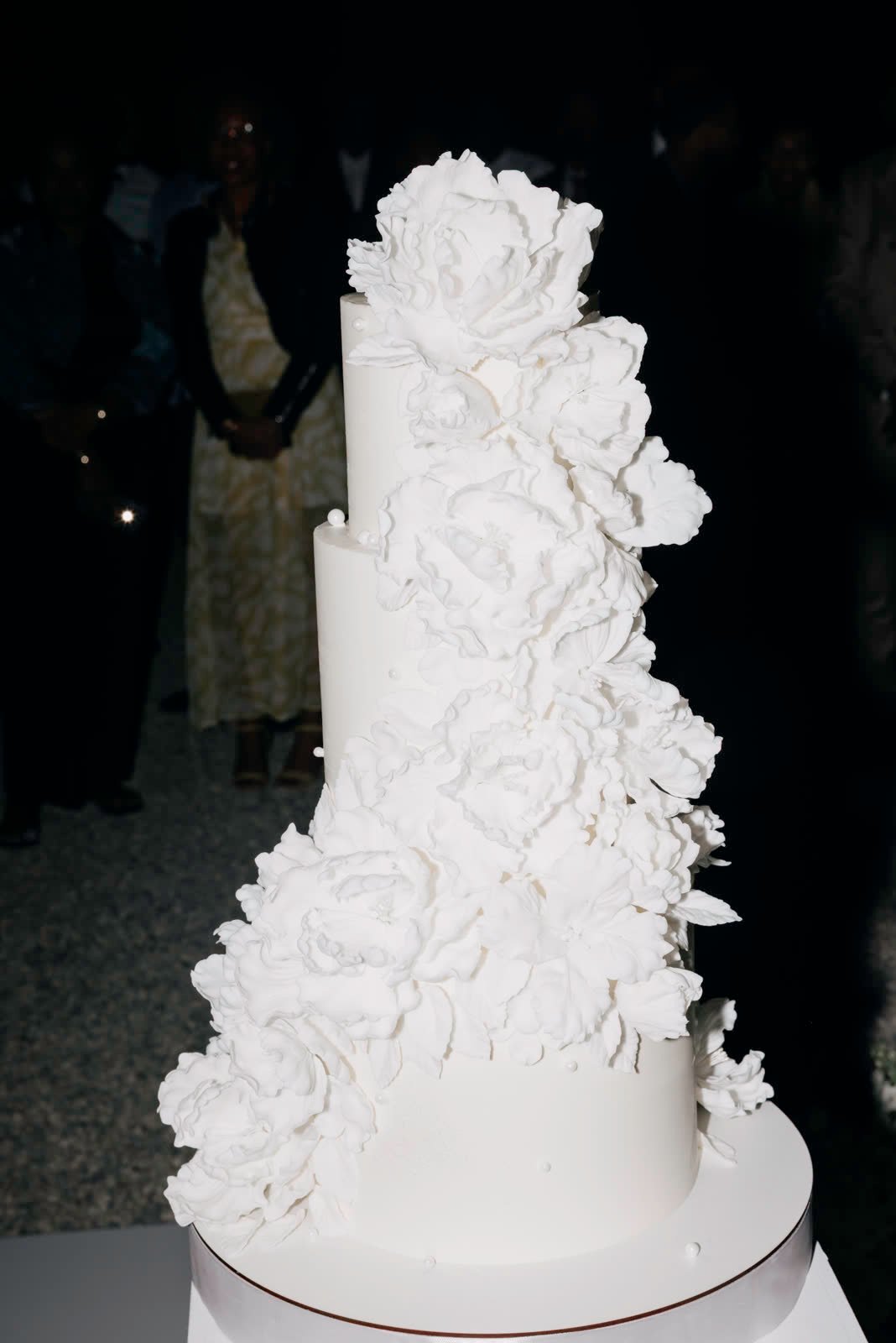 Pièce montée blanche aux fleurs de sucre