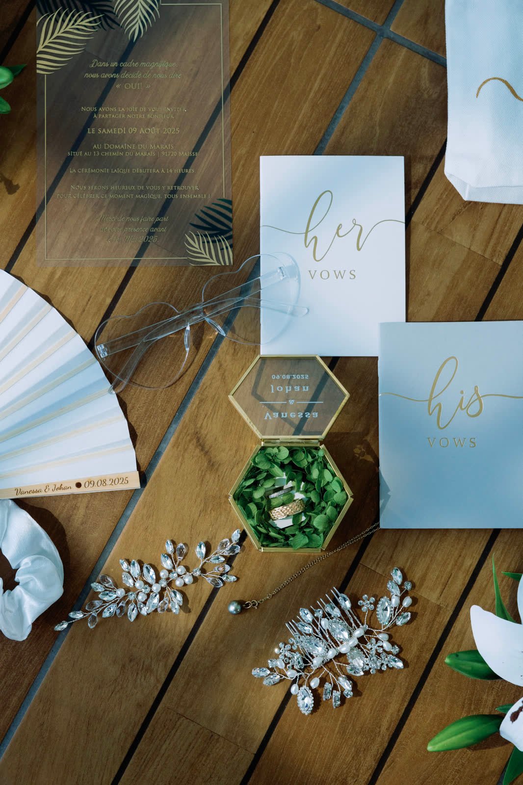 Faire-part, éventail et bijoux sur une table en bois