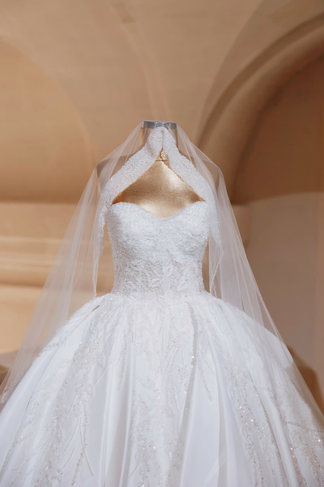Robe de mariée et voile sur un mannequin