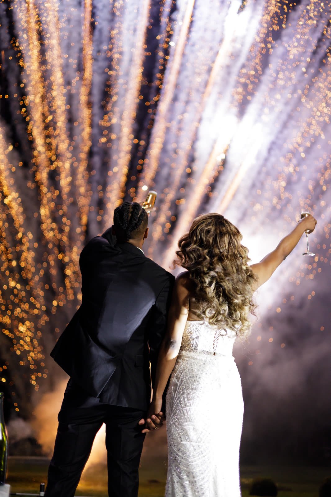 Les mariés devant un feu d'artifice