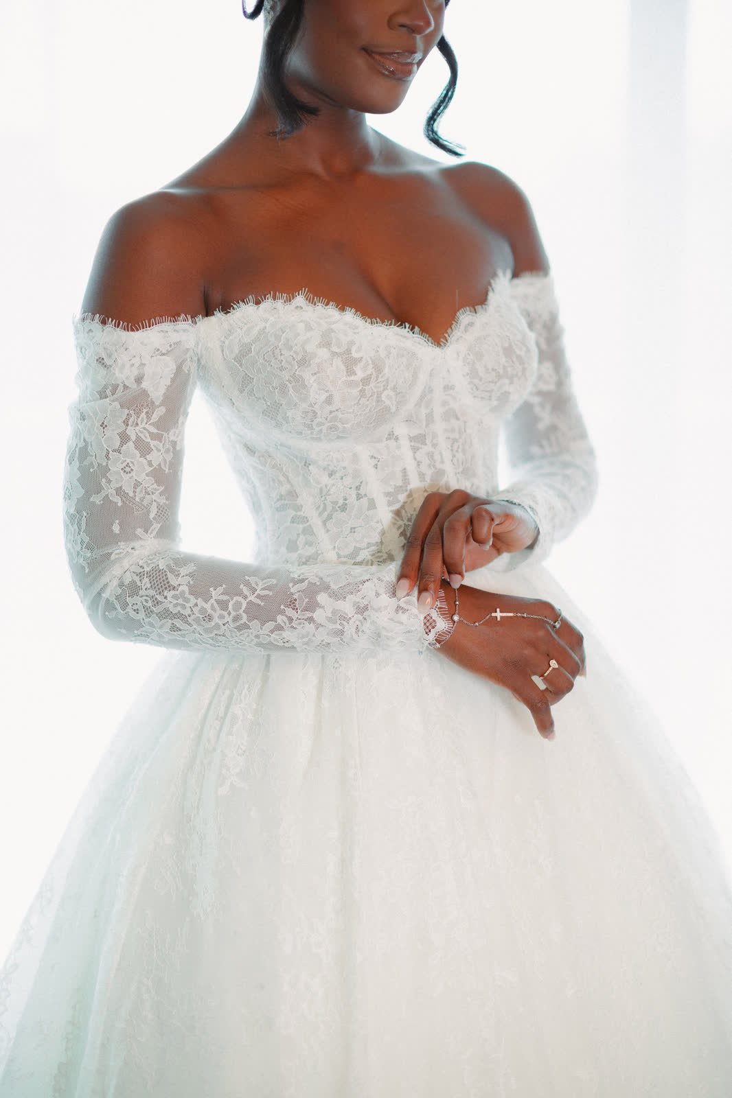 La mariée en robe de dentelle aux épaules dénudées