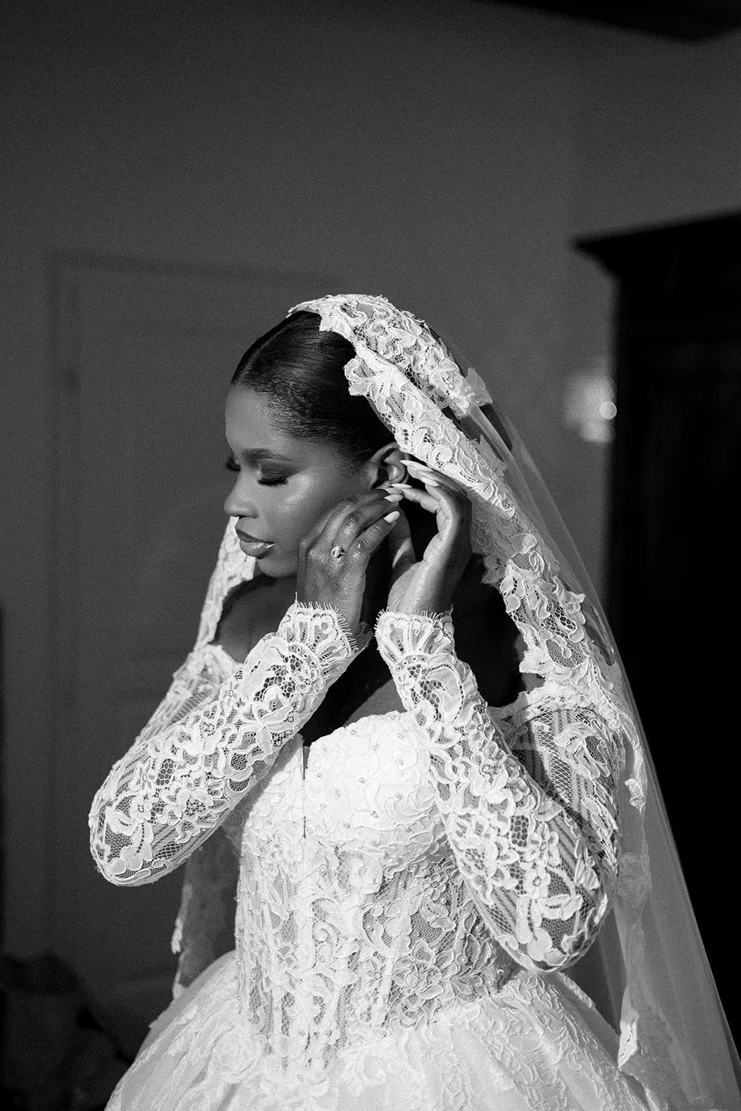 La mariée sous son voile de dentelle, en noir et blanc