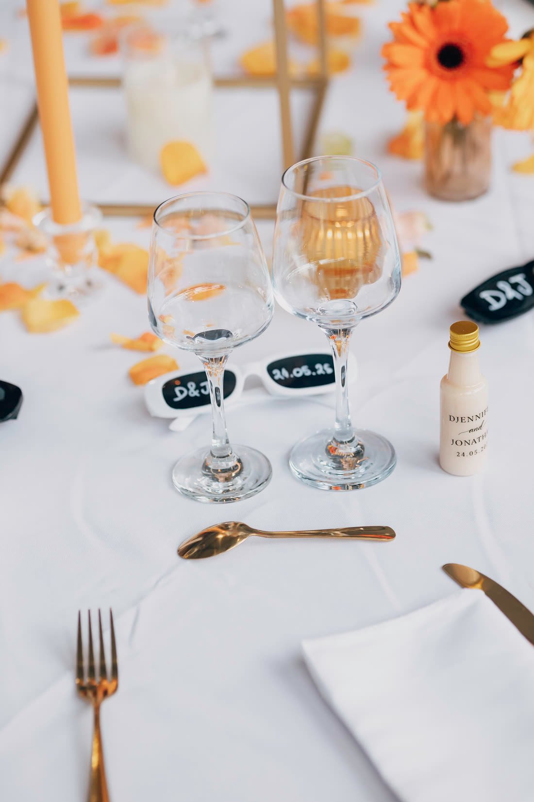 Table dressée, verres et couverts dorés
